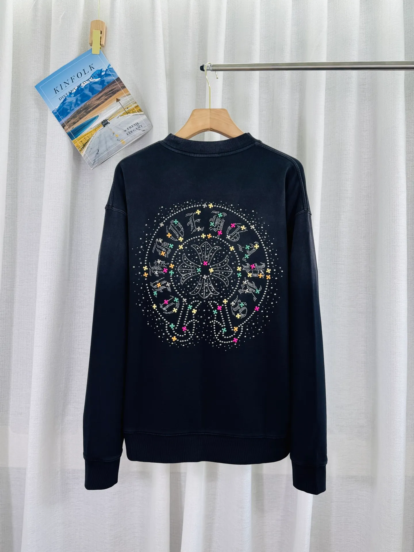 P290 top version, real shot without P, ​​different from market currency) 𝗖𝗵𝗿𝗼𝗺𝗲 𝗛𝗲𝗮𝗿𝘁𝘀/Croxin 2025 Autumn and Winter New Original Single Counter American 3D Rivets and Stickers Couple Casual Sweater 👑The highest version! Customized fabric 430g tripe terry fabric! American-style pickled and distressed original fabric, laser-burned flowers, rivets and diamonds, exquisite embroidery of letters! The best-selling model in the counter, very comfortable to wear. Accessories: original molded and authenticated collar label➕100% silk wash label. Genuine purchase-grade original hangtag➕matching hanging rope➕3D hanging beads➕original packaging bag. Craftsmanship: The original version has consistent wiring! The highest version of the armhole matching technique! Color: Pink Black Green Purple Size: S M L XL Style Number: 25-375